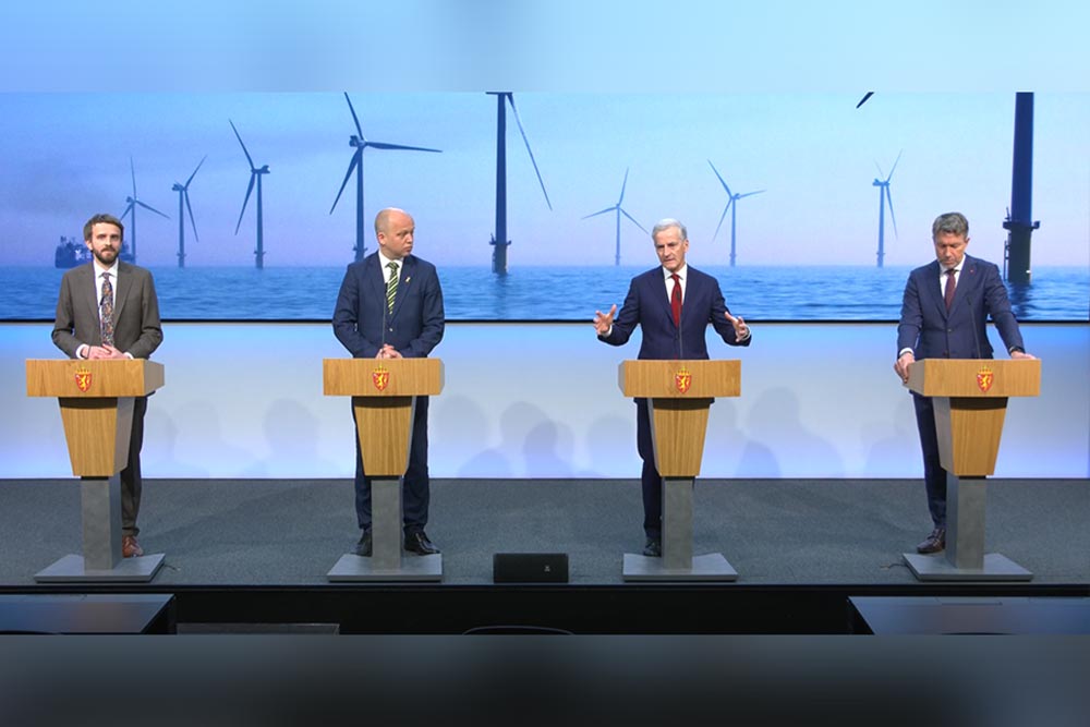 Photo from the press conference. Left to right: Minister for Industry Jan Christian Vestre, Minister of Finance Trygve Slagvold Vedum, Prime Minister Jonas Gahr Større and Minister of Petroleum and Energy Terje Aasland.